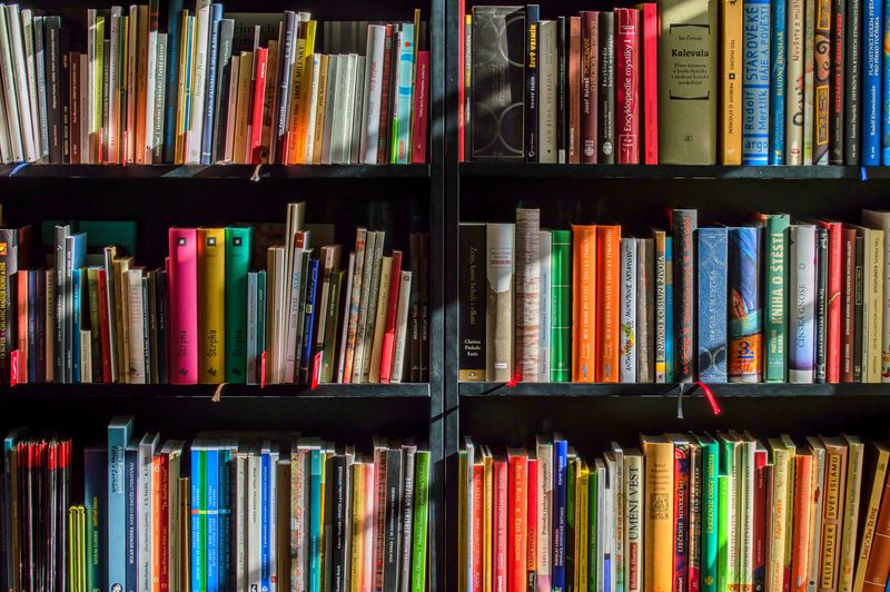 Páginas antiguas de un libro abierto sobre una mesa de madera
